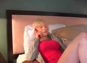 Блондинка молодая и чуть её постарше